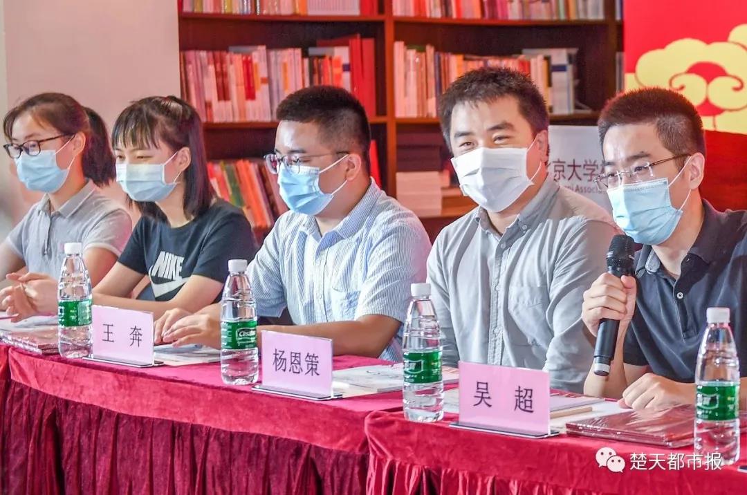 北大首批錄取通知書送往武漢，送信人的身份很特別 | 特別關(guān)注